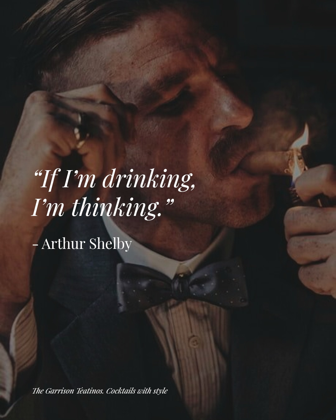Hombre encendiendo un cigarro con la cita "If I'm drinking, I'm thinking" de Arthur Shelby