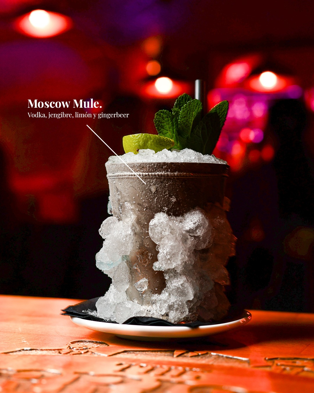 Moscow Mule con hielo picado, menta y lima en vaso de cobre