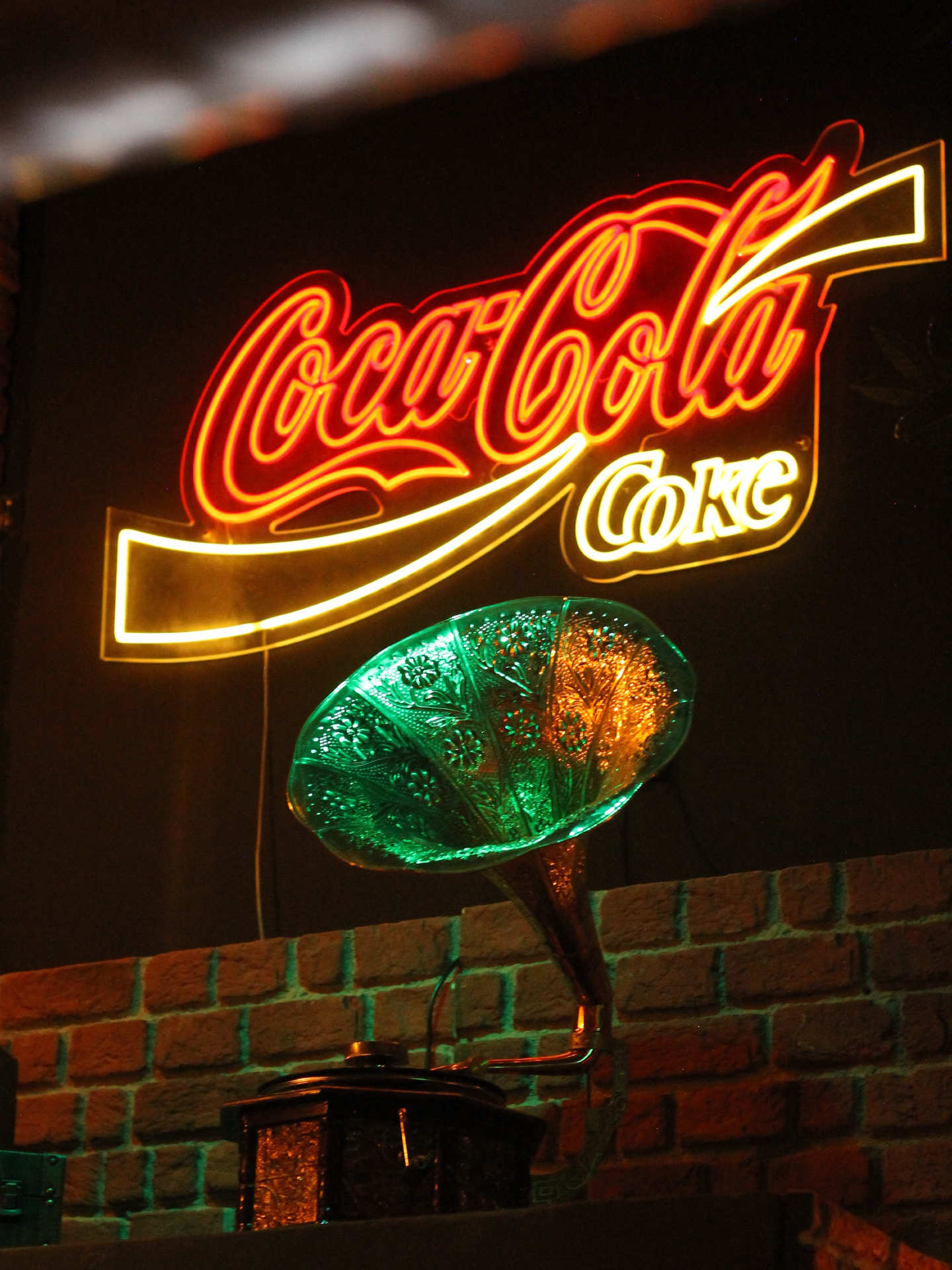 Neón vintage de Coca-Cola en la decoración del local